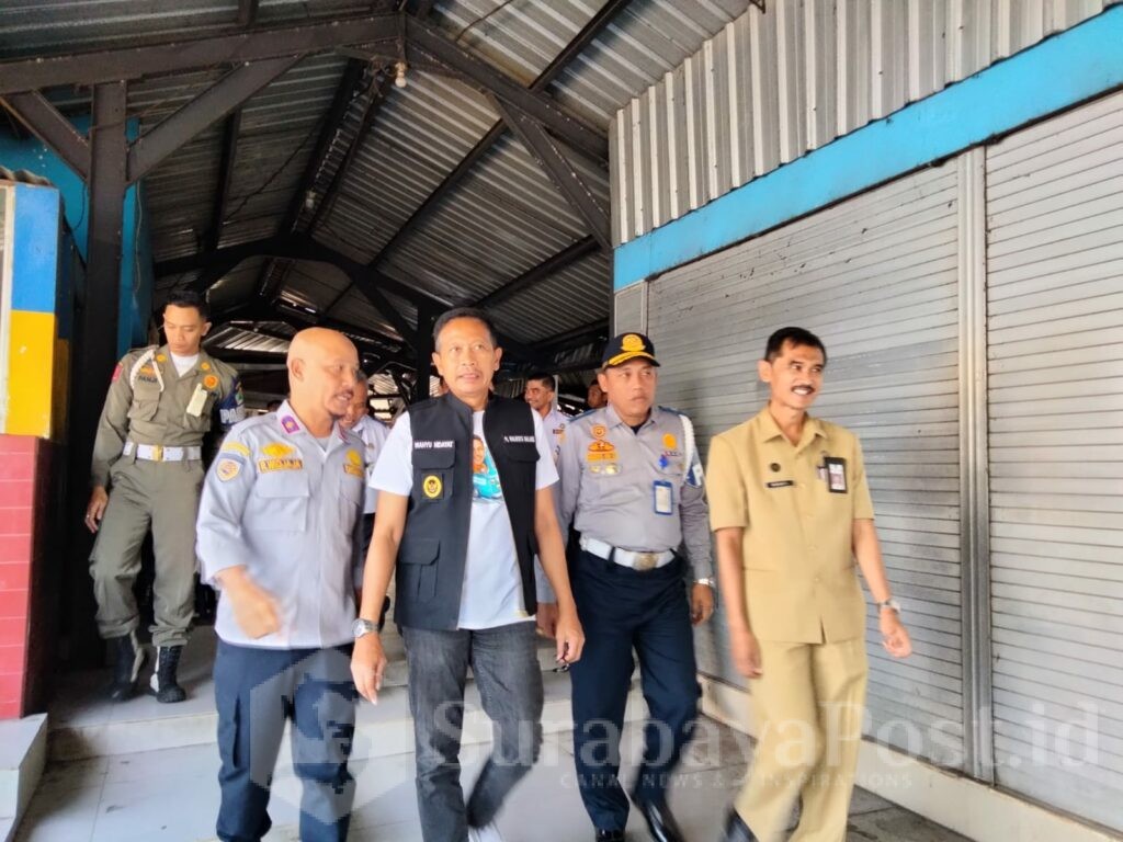 Pj Wahyu Hidayat bersama jajaran OPD dalam kegiatan Program Ngangkut di terminal Arjosari