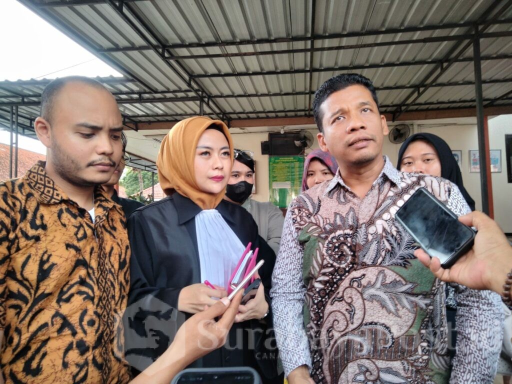 Ketua tim penasehat hukum terdakwa, Nuryanto, SH, MH, memberikan keterangan kepada wartawan usai persidangan