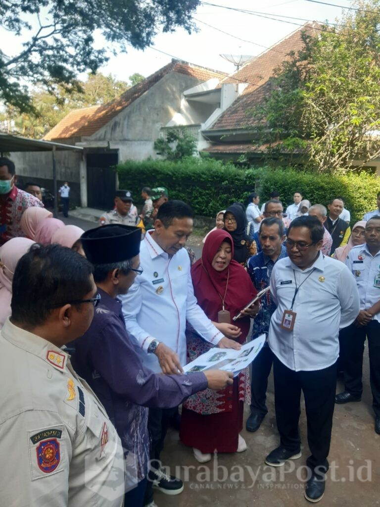 Pj Wali Kota Malang, Wahyu Hidayat saat berada di RSI Aisyah Kota Malang