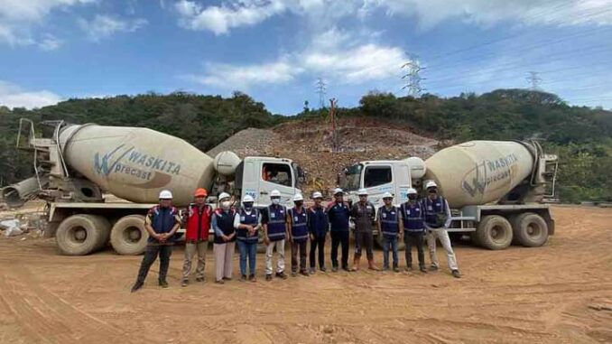 Manajemen WSBP saat meninjau proyek tol Probowangi paket 3