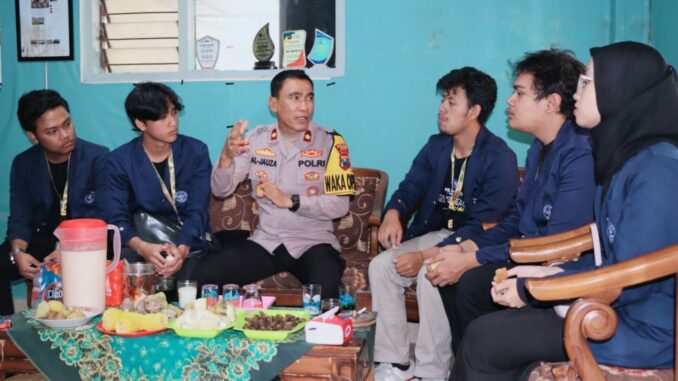 Kades Hinga Mahasiswa IPB Apresiasi Giat Polres Batu Apel Jumat Curhat dan Door to door 