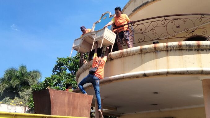 Petugas angkut dari PN Malang saat melakukan pengosongan rumah mewah di Jalan Kolonel Sugiono Kecamatan Sukun Kota Malang, Jumat (12/07/2024)