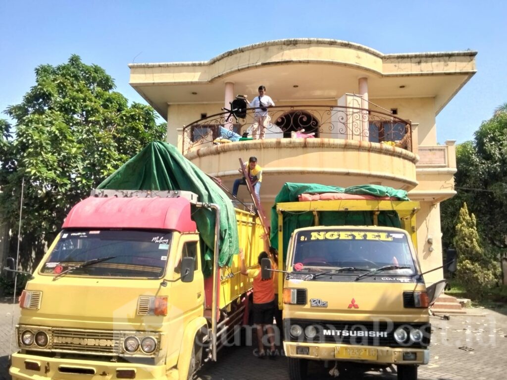 Proses eksekusi pengosongan rumah mewah yang berada di Jalan Kolonel Sugiono 144 Kota Malang