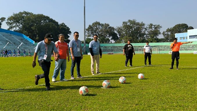 Pembukaan Mini Soccer PERADI Malang 2024, ditandai dengan tendangan bola oleh Ketua DPC dan Ketua Pelaksanaan, Sabtu (13/07/2024)