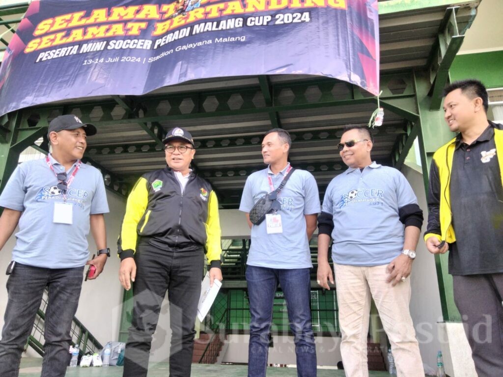 Ketua DPC Peradi Malang, Dian Aminudin serta Ketua Pelaksana Joko Tritjahjana dan Syarif Hidayatullah bincang dengan mantan Wakil Wali Kota Malang, Sofyan Edi Jarwoko di Stadion Gajayana