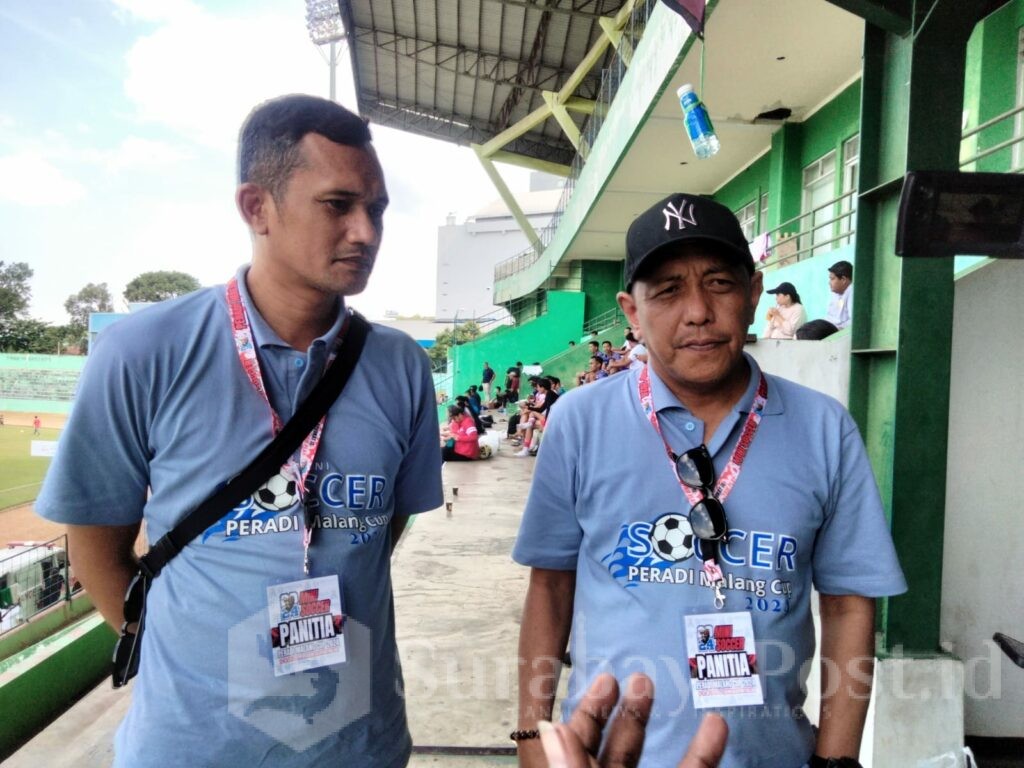 Ketua Pelaksana Mini Soccer Peradi Malang Cup, Joko Tritjahjana (kanan) memberikan keterangan kepada wartawan