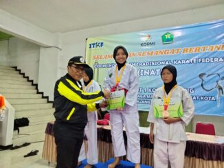 Ketua KORMI Kota Malang, Sofyan Edi Jarwoko mengalunkan medali serta piagam penghargaan kepada pemenang, Sabtu (13/07/2024)