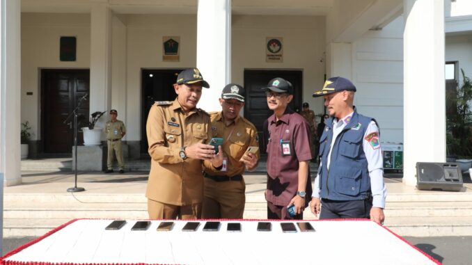 Komitmen Pemkot Malang melawan judi online, Pj. Wahyu Hidayat mendadak periksa handphone milik ASN, Senin 15 Juli 2024. (Sumber Prokompim)