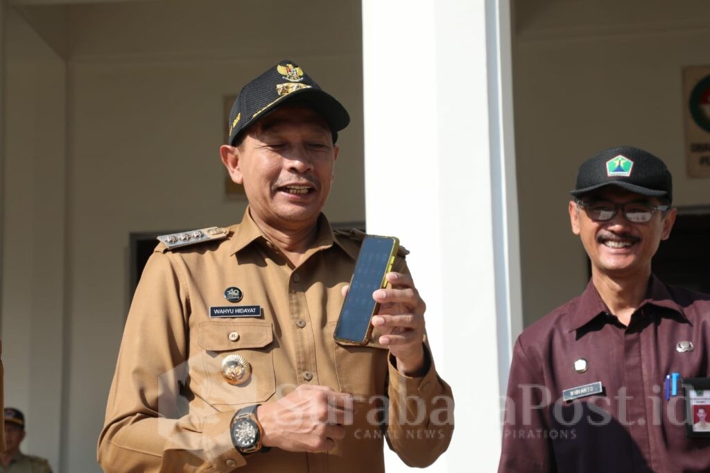 Pj. Wahyu Hidayat menunjukkan Handphone milik salah satu ASN yang telah diperiksa. (Sumber Prokompim)