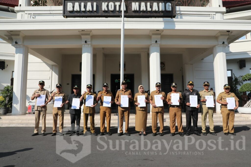 Pj Wahyu Hidayat didampingi Sekda Kota Malang, Erik Setyo dan para Kepala OPD menunjukkan bukti penandatanganan ikrar berantas judi online. (Sumber Prokompim)