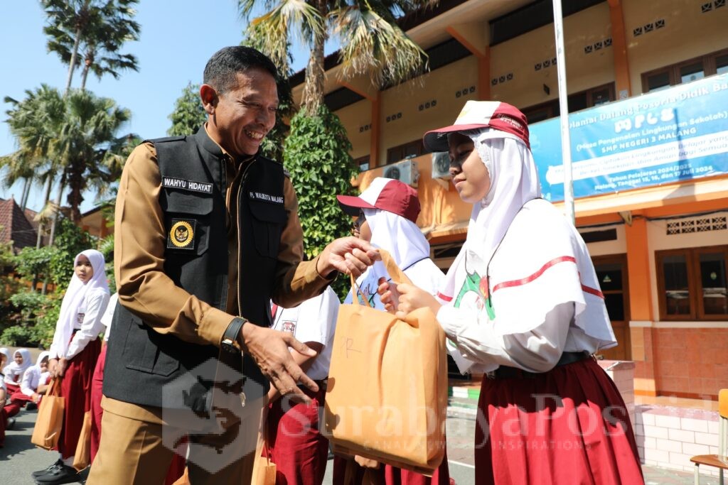 Salah satu siswa mendapatkan bantuan seragam sekolah dari Pj Wahyu Hidayat