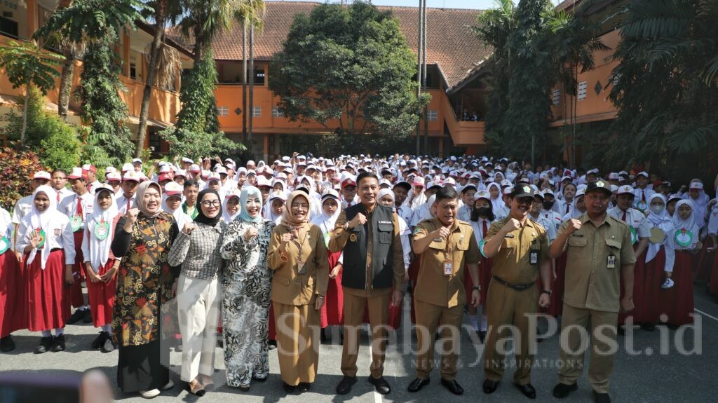 Pj. Wali Kota Malang, Wahyu Hidayat dan Kepala Disdikbud Kota Malang, Suwarjana pose bersama para siswa penerima bantuan seragam sekolah. (Sumber Prokompim)