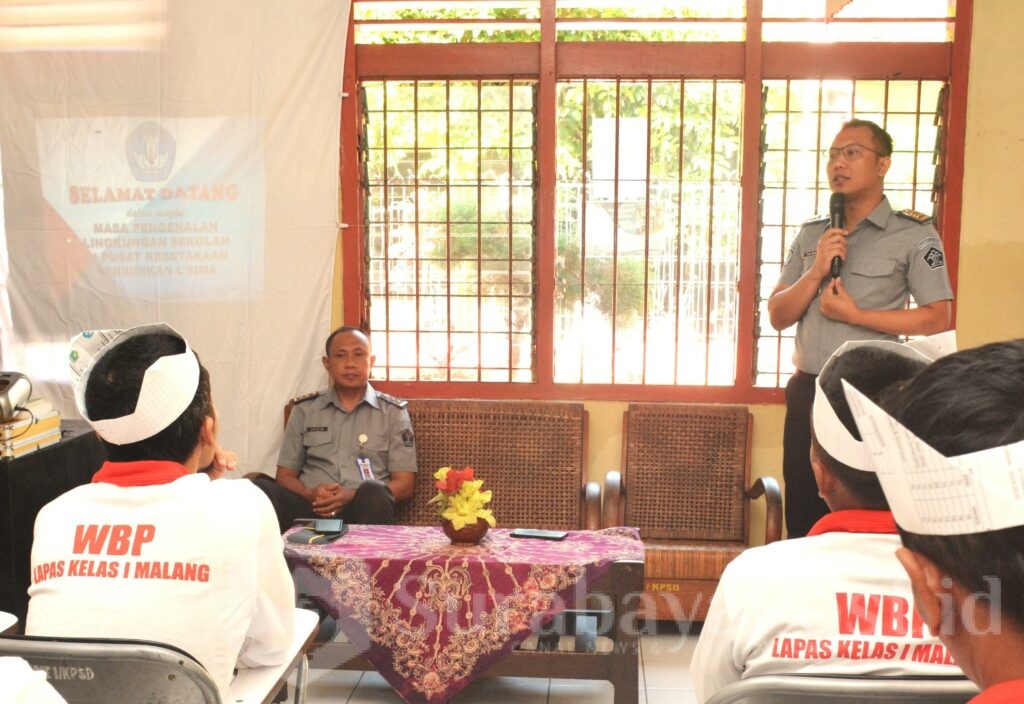 Petugas Lapas Kelas 1 Malang memberikan arahan ke puluhan warga binaan dalam kegiatan MPLS. (Sumber Humas Lapas)