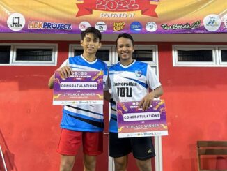 Dua atlet Bulutangkis Tunggal Putra Universitas IBU, Ahmad Raikhan Nur Iswin peraih juara 1 dan Louis Menico menempati posisi kedua. (Sumber Humas Universitas IBU)