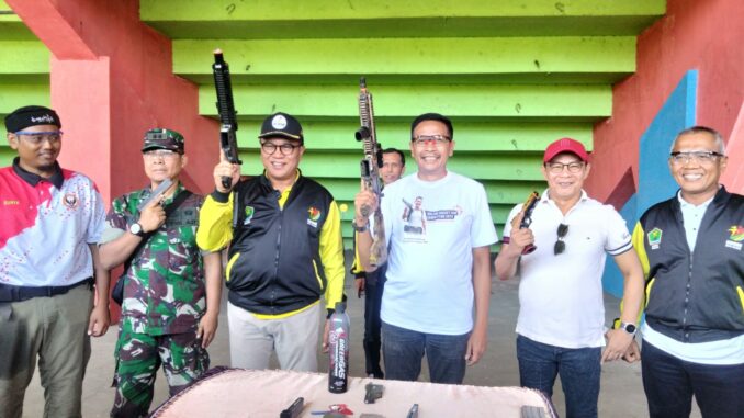 PEMBUKAAN - Pj. Wahyu Hidayat berfoto dengan Ketua KORMI Kota Malang, Sofyan Edi Jarwoko dan Ketua PORGASI Kota Malang, Nurcholis Sunuyeko di Stadion Gajayana Malang, Jawa Timur, Sabtu (20/07/2024).