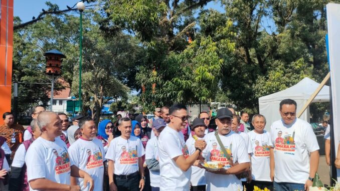 Pj. Wahyu Hidayat Cangkrukan Bareng Petugas Kebersihan DLH Kota Malang, Kamis (18/07/2024)