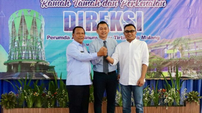 KOMPAK: Dirut Perumda Air Minum Tugu Tirta, Priyo Sudibyo (tengah) diapit Dirut Perumda Tirta Kanjuruhan dan Dirut Perumdam Among Tani, Senin 22 Juli 2024. (Istimewa)