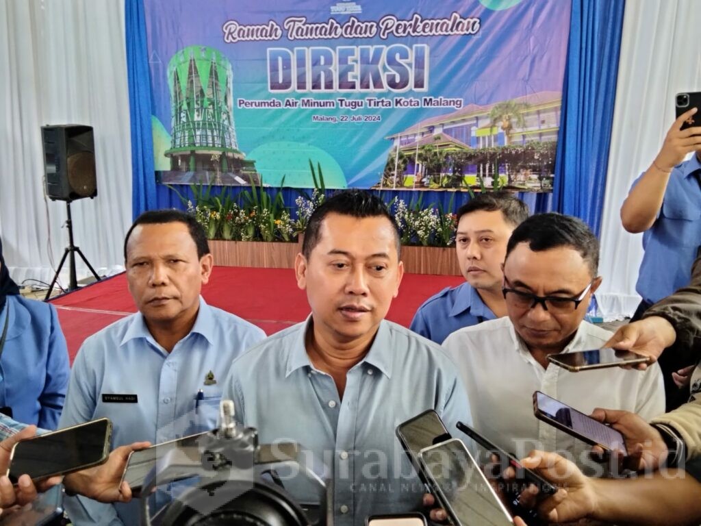 Dirut Perumda Tugu Tirta Kota Malang, Priyo Sudibyo memberikan keterangan kepada wartawan