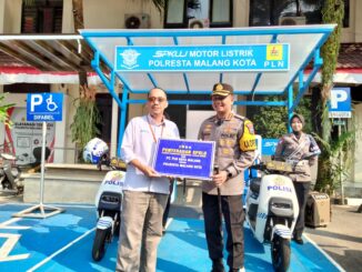 Polresta Malang Kota menjadi kantor polisi pertama di Malang, Jawa Timur yang memiliki Stasiun Pengisian Kendaraan Listrik Umum (SPKLU), Senin (22/07/2024)
