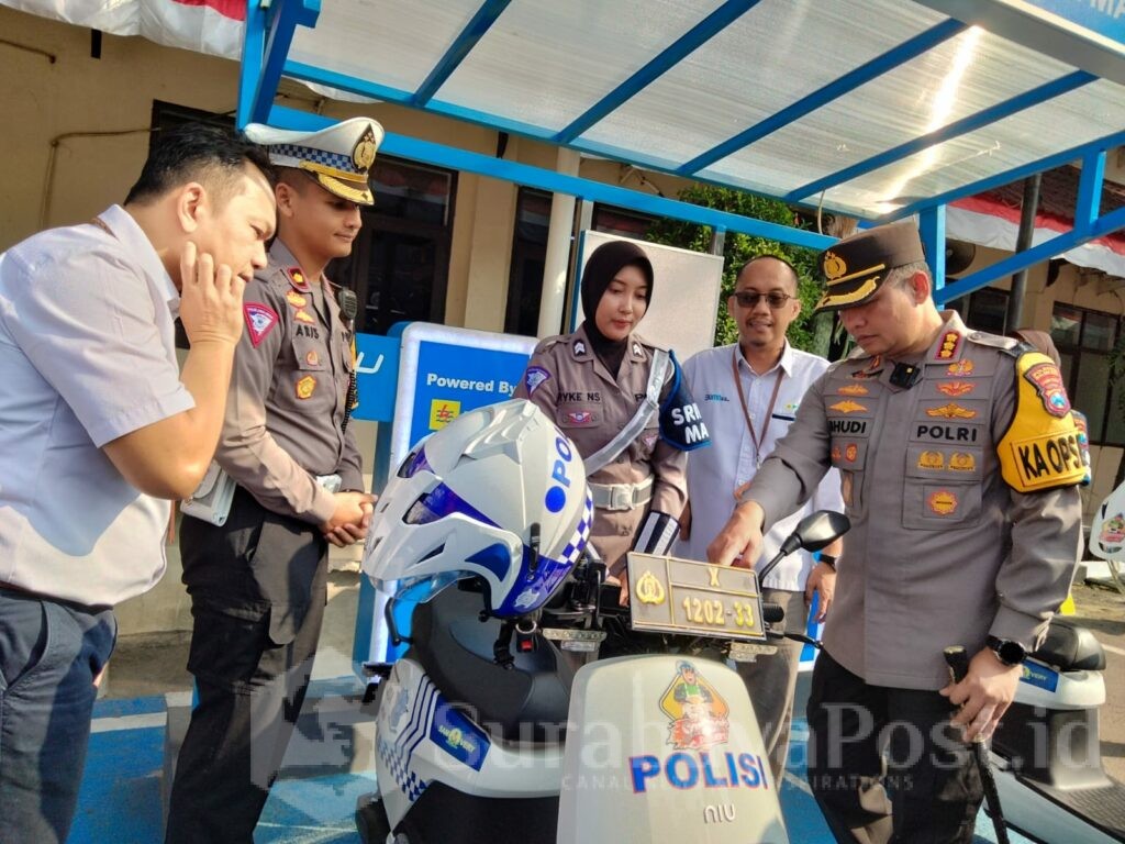 Kapolresta Malang Kota, Kombes Pol Budi Hermanto memantau cara pengoperasian SPKLU