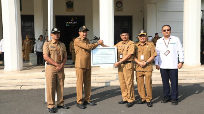 Pj. Wali Kota Malang Salurkan Bantuan Program CSR PT PLN ke SDN Tunjungsekar 1, Senin 22 Juli 2024. (Sumber Prokompim)