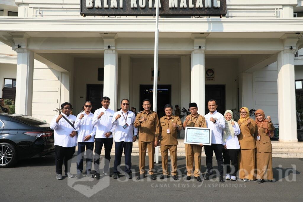 Pj. Wali Kota Malang, Wahyu Hidayat pose bersama usai menyerahkan bantuan program CSR PT PLN Persero. (Sumber Prokompim)