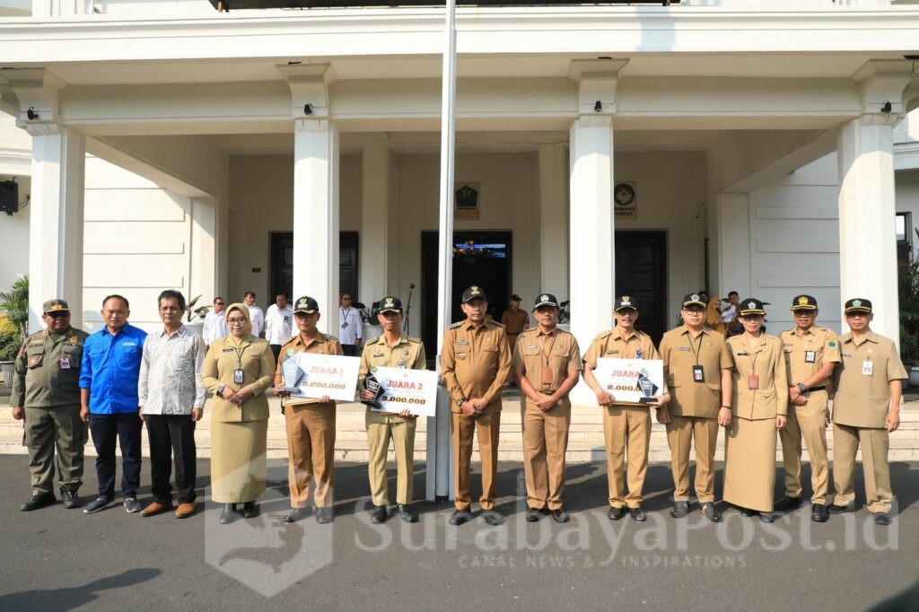 Pj. Wali Kota Malang, Wahyu Hidayat pose bersama usai menyerahkan bantuan program CSR PT PLN Persero. (Sumber Prokompim)