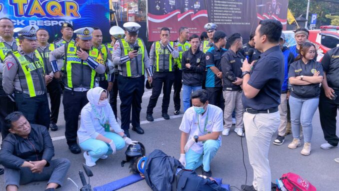 Polresta Malang Kota gandeng RS Hermina dan Relawan menggelar pelatihan kepada Tim TAQR dalam memberikan PPGD di halaman Polresta Malang Kota, Selasa 23 Juli 2024. (Sumber Humas Polresta)