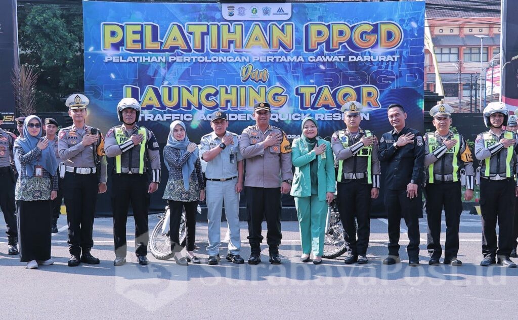 Polresta Malang Kota gandeng RS Hermina dan Relawan menggelar pelatihan kepada Tim TAQR dalam memberikan PPGD di halaman Polresta Malang Kota, Selasa 23 Juli 2024. (Sumber Humas Polresta)