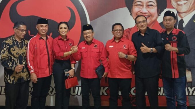  Kris Dayanti didampingi Ketua DPC PDI Perjuangan Kota Batu Punjul Santoso pose bersama Sekretaris dan Bendahara DPC PDI-P saat agenda konsolidasi Pilkada Serentak Tahun 2024 di Kantor DPD PDI Perjuangan, Surabaya, Jawa Timur, Selasa (23/07/2024 ) malam. 