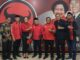  Kris Dayanti didampingi Ketua DPC PDI Perjuangan Kota Batu Punjul Santoso pose bersama Sekretaris dan Bendahara DPC PDI-P saat agenda konsolidasi Pilkada Serentak Tahun 2024 di Kantor DPD PDI Perjuangan, Surabaya, Jawa Timur, Selasa (23/07/2024 ) malam. 