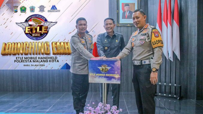 LAUNCHING: Dirlantas Polda Jatim Kombes Pol Komarudin, Kapolresta Malang Kota Kombes Pol Budi dan Pj Walikota Wahyu Hidayat saat melaunching peluncuran EMH, Rabu (24/07/2024)