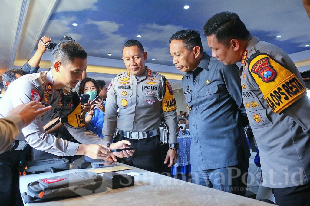 Dirlantas Polda Jatim Kombes Pol, Komarudin didampingi Kapolresta Kombes Pol, Budi Hermanto, Pj Wali Kota Malang, Wahyu Hidayat dan Kasatlantas, Kompol Aristianto Budi Sutrisno mencoba Smartphone ETLE Mobile Handheld (EMH) usai di launching di Polresta Malang Kota, Jawa Timur, Rabu (24/07/2024).