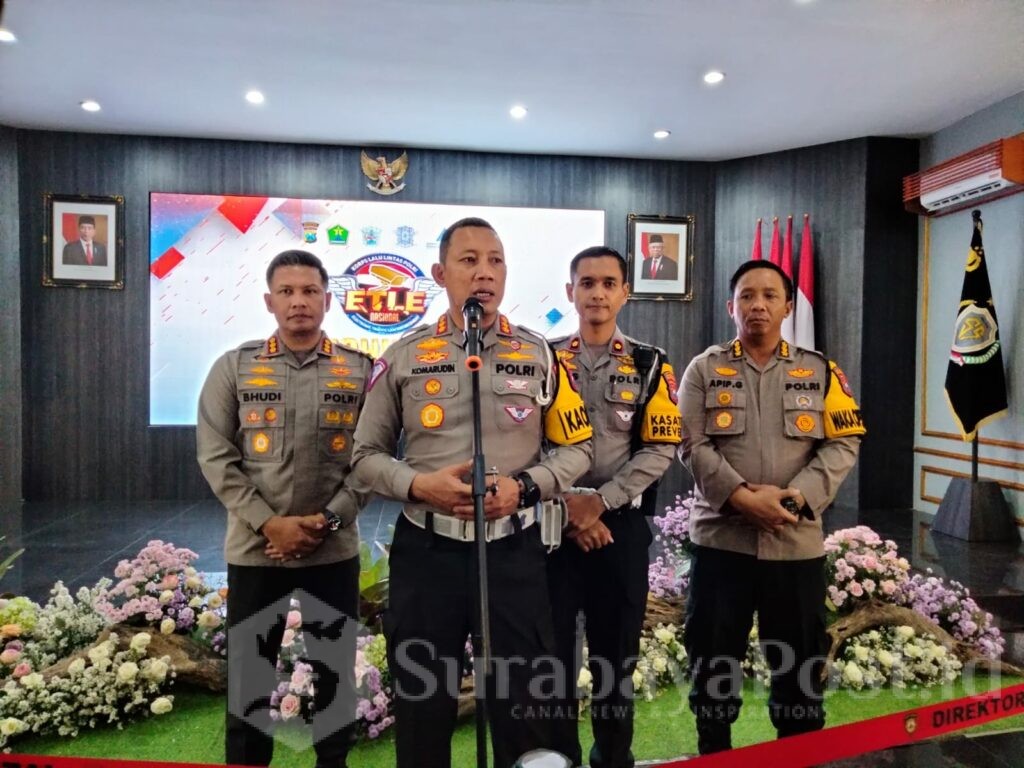 Dirlantas Polda Jatim Kombes Pol Komarudin didampingi Kapolresta Malang Kota Kombes Pol Budi Hermanto memberikan keterangan kepada wartawan