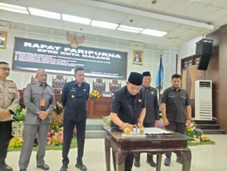 Ketua DPRD Kota Malang, I Made Riandiana Kartika, saat menyetujui KUPA-PPAS 2024, Kamis (25/7/2024).