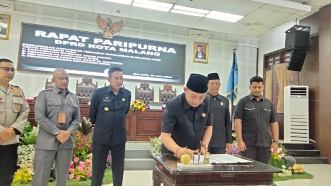 Ketua DPRD Kota Malang, I Made Riandiana Kartika, saat menyetujui KUPA-PPAS 2024, Kamis (25/7/2024).