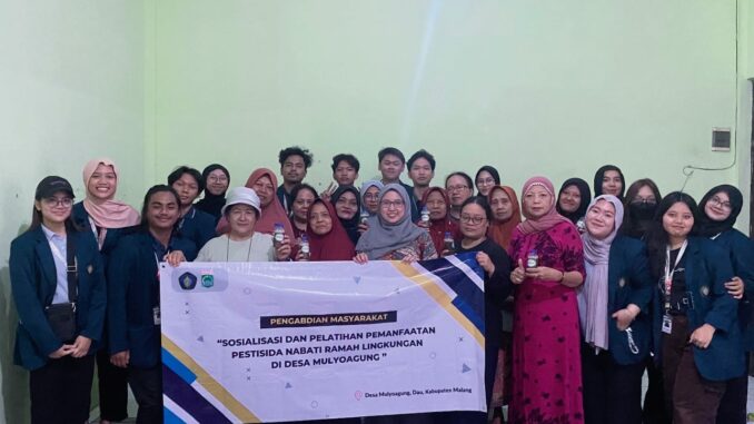 Dr Silvi Ikawati, dosen FP Universitas Brawijaya Malang dengan sejumlah Mahasiswa UB saat KKN di Desa Mulyoagung, Kabupaten Malang. (Ist)