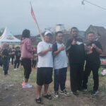 Agung Sugiono (kanan kaos hitam) di area aksi Senam Horeg di Desa Beji Kota Batu