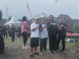 Agung Sugiono (kanan kaos hitam) di area aksi Senam Horeg di Desa Beji Kota Batu