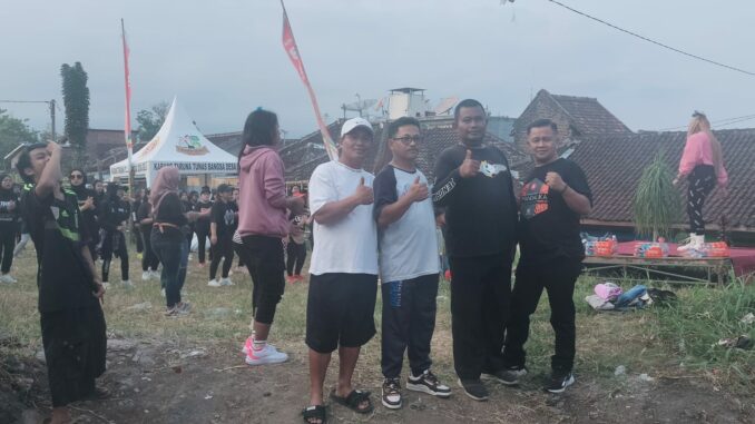 Agung Sugiono (kanan kaos hitam) di area aksi Senam Horeg di Desa Beji Kota Batu