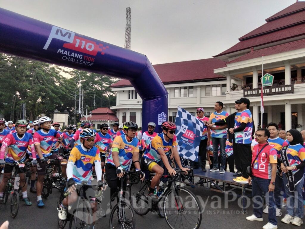 Ratusan peserta penghobi sepeda lipat diberangkatkan oleh Pj Wali Kota Malang, Wahyu Hidayat, Sabtu (27/07/2024)