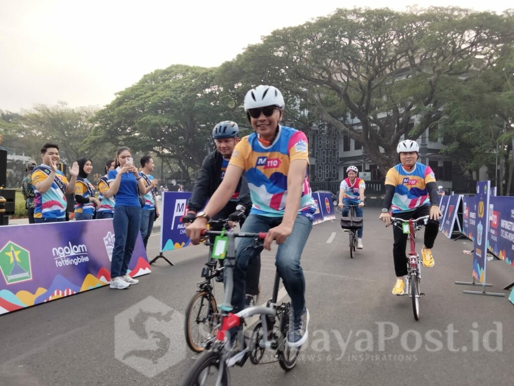 Pj. Wahyu Hidayat tampak mengayuh sepeda lipatnya bersama Kapolresta Malang Kota, Kombes Pol Budi Hermanto dan Kepala Disnaker PMPTSP Kota Malang Arif Tri Sastyawan