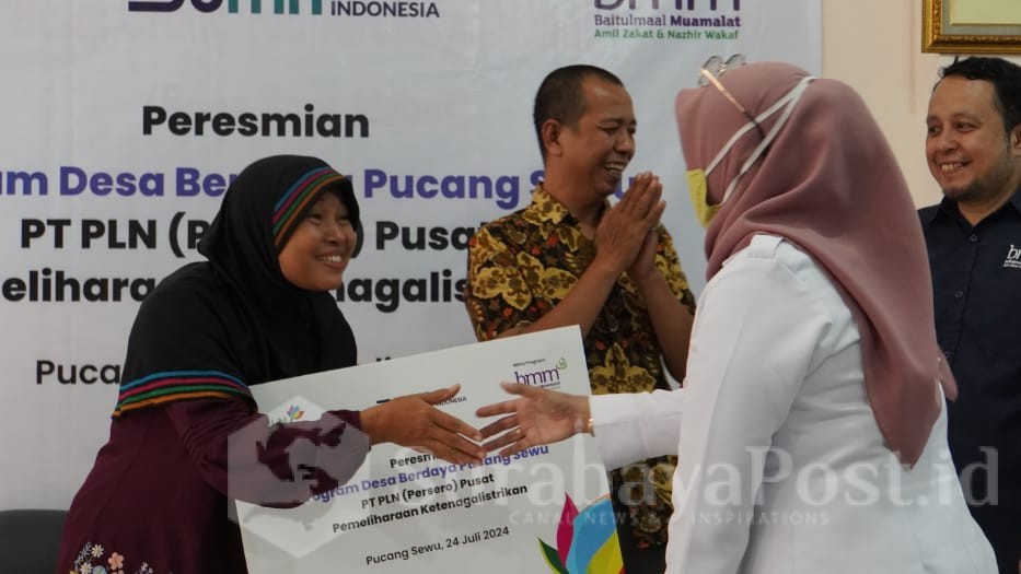 Lurah Pucang Sewu, Ervy Puspitaningrum mengucapkan rasa terima kasihnya atas bantuan dari PLN Purharlis Jawa Timur dan BMM. (istimewa)