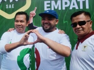 Nurochman politisi PKB serta Heli Suyanto politisi Gerindra dan Agung Sugiono Sekretaris Gerindra pose bersama usai giat Mlaku Bareng Cak Nur di Timur Alun - Alun Kota Batu, Mingu (28/7/2024)