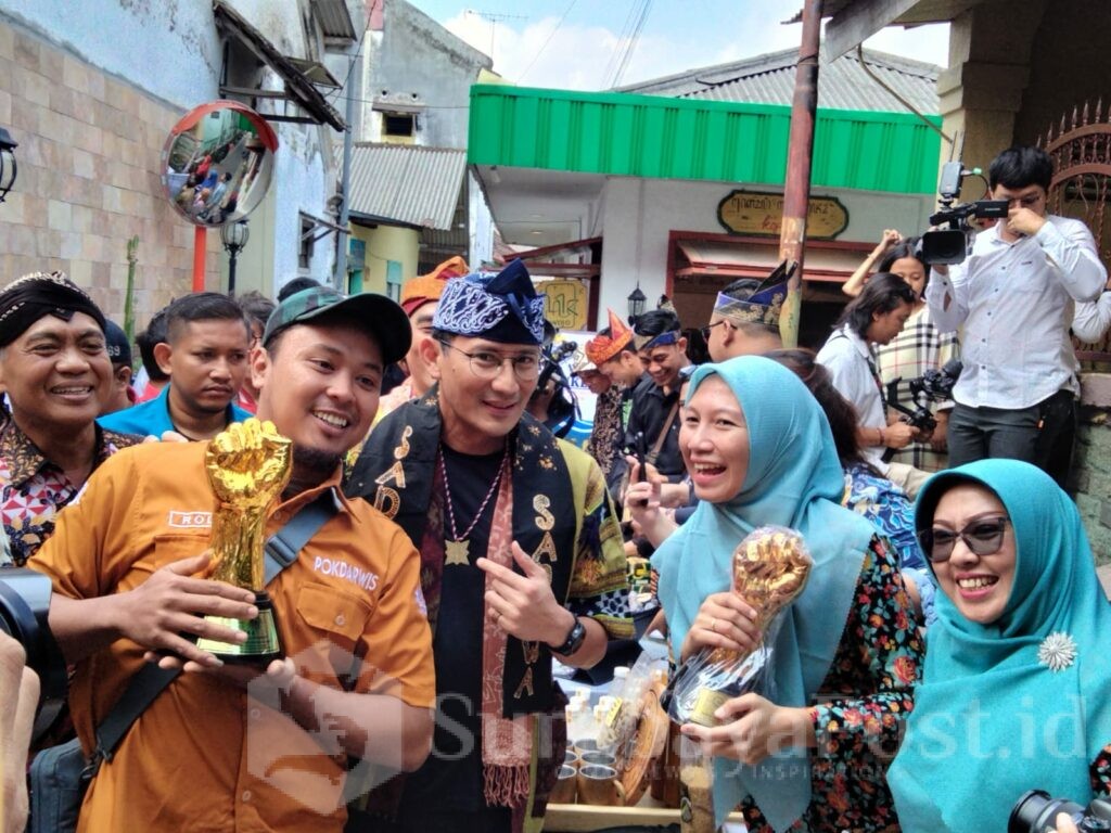 Kedatangan Menparekraf Sandiaga Uno mendapat sambutan yang luar biasa dari warga Kampung Heritage Kayutangan