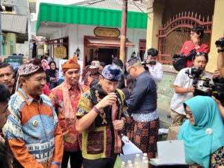 Didampingi Pj Wali Kota Malang Wahyu Hidayat, Menparekraf Sandiaga melihat berbagai produk dan membelinya