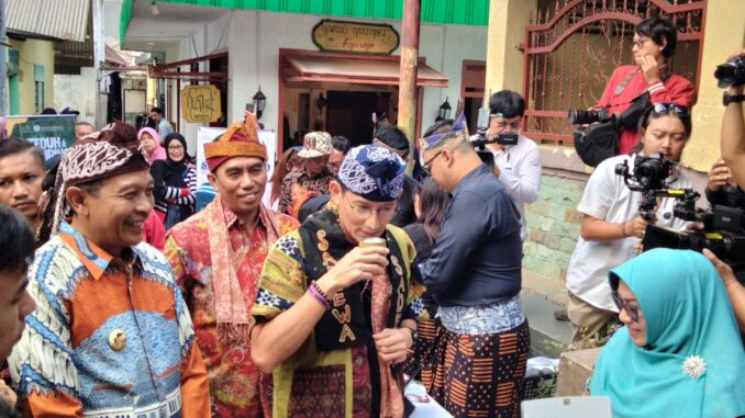 Didampingi Pj Wali Kota Malang Wahyu Hidayat, Menparekraf Sandiaga melihat berbagai produk dan membelinya