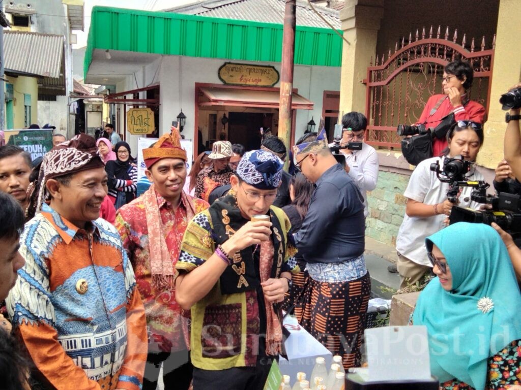 Pj. Wali Kota Malang, Wahyu Hidayat saat mendampingi Menparekraf Sandiaga Uno kunjungan ke Heritage Kayutangan, Kota Malang, Jawa Timur, Minggu (28/07/2024)