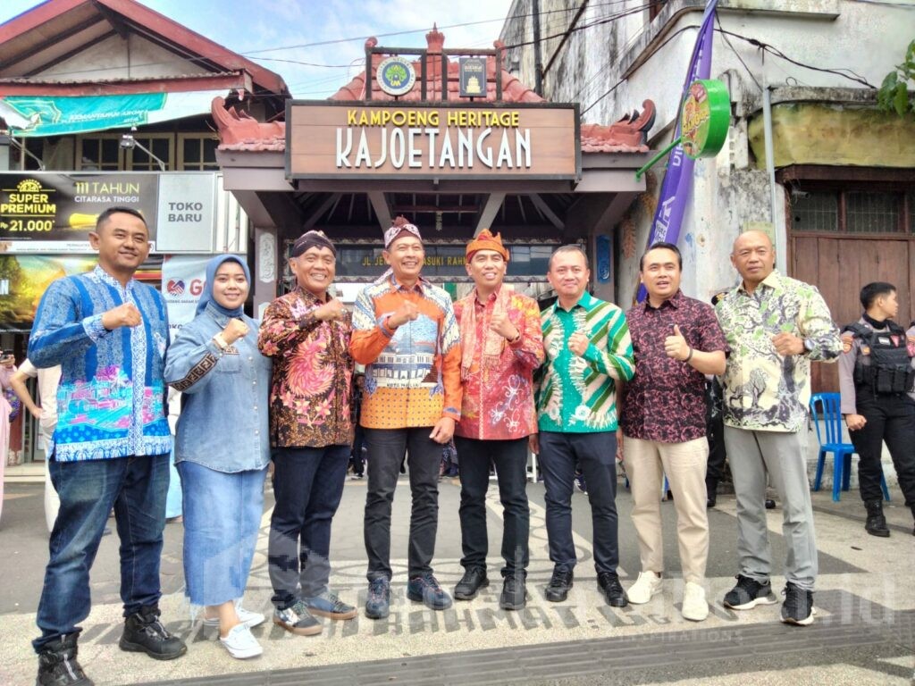 Pj. Wahyu Hidayat pose bersama jajaran OPD di Lingkungan Pemerintah Kota Malang usai mendampingi Menparekraf Sandiaga Uno