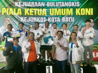 Pengurus KONI Kota Batu pose bersama para atlet pemenang bulu tangkis Kejurkot bulu tangkis Piala Ketua Umum KONI Kota Batu, di GOR Ganesha Kota Batu, Jawa Timur, Minggu (28/07/2024)